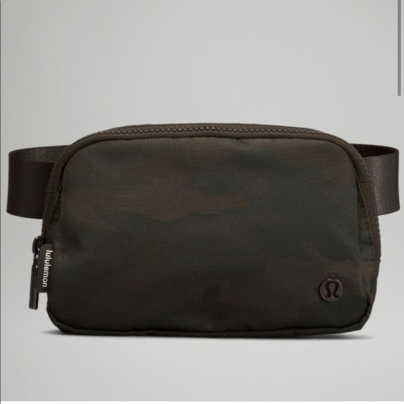 lululemon athletica Handbags - Lululemon Everywhere Bag Heritage Camo Jacquard Max Dark Olive Sargent Green